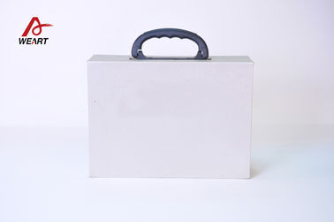 中国 贅沢なプラスチック ハンドルが付いているポータブルによってリサイクルされるペーパー ギフト用の箱のボール紙の化粧品箱 工場